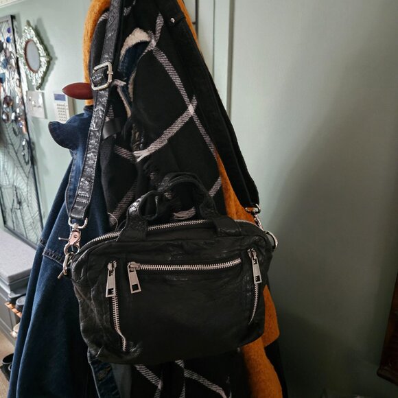 Núnoo | Washed Black Leather Crossbody Bag - Picture 12 of 13